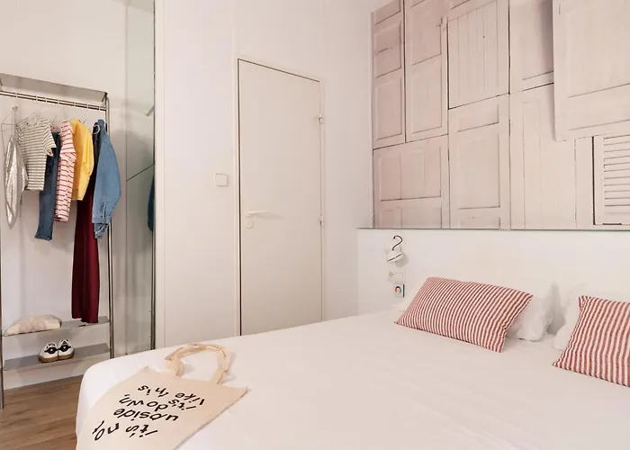 Chic & Basic Tallers Hostal