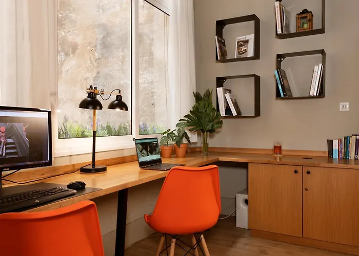 Chic & Basic Tallers Hostal